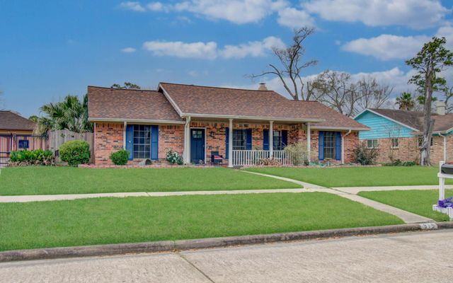 915 Hackberry Street, La Porte, TX 77571