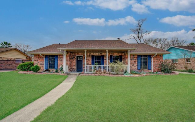 915 Hackberry Street, La Porte, TX 77571