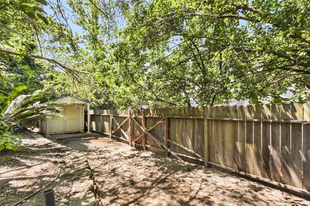 3900 Green Forest Ln, Sacramento, CA 95821