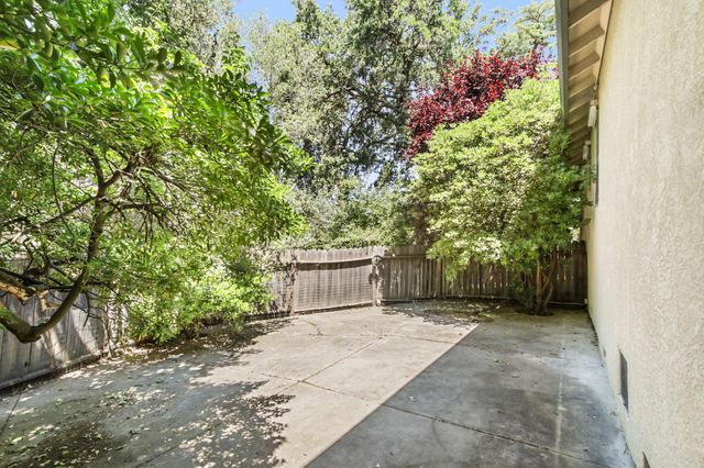 3900 Green Forest Ln, Sacramento, CA 95821