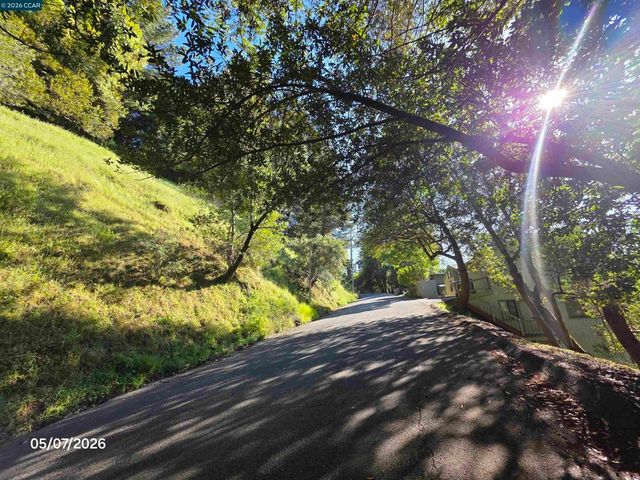 6382 Longcroft Dr, Oakland, CA 94603