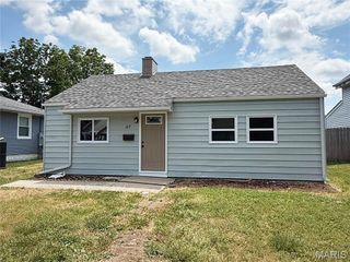 27 Michigan Ave, Belleville, IL 62221