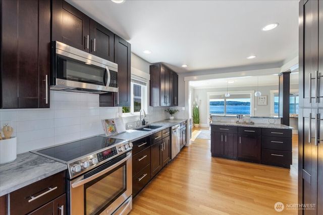 1920 Day Island Boulevard W, University Place, WA 98466