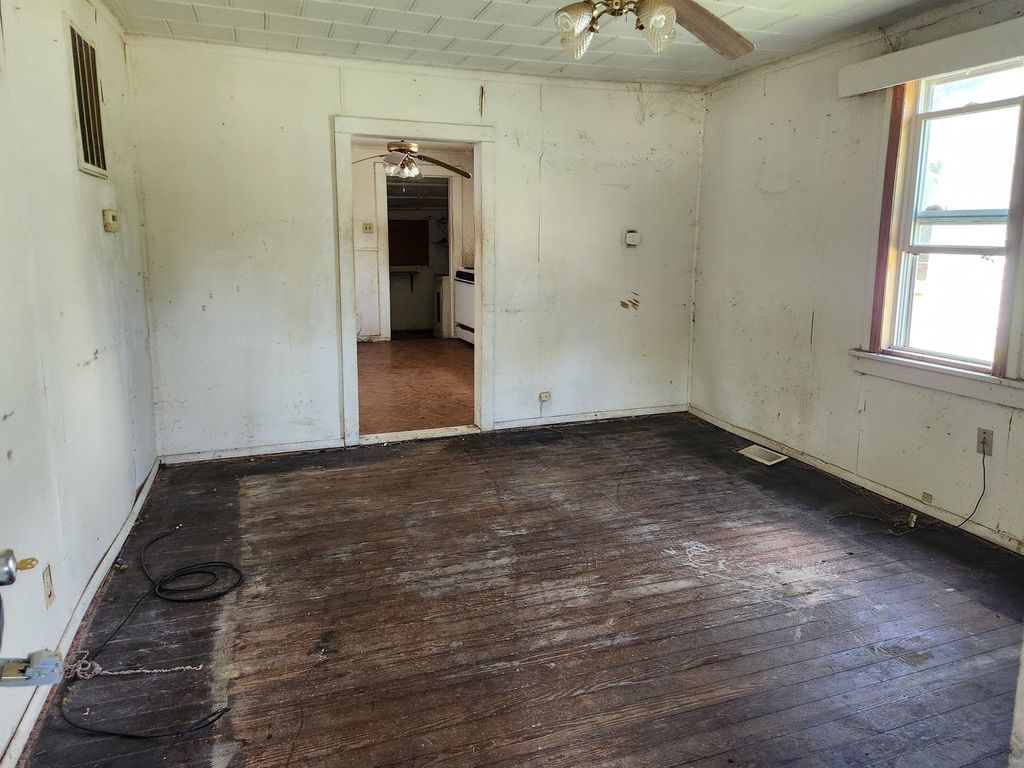 Image 2 of property listing at 1009 S 20th Street, Mt Vernon, IL 62864