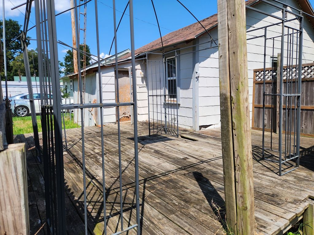 Image 14 of property listing at 1009 S 20th Street, Mt Vernon, IL 62864