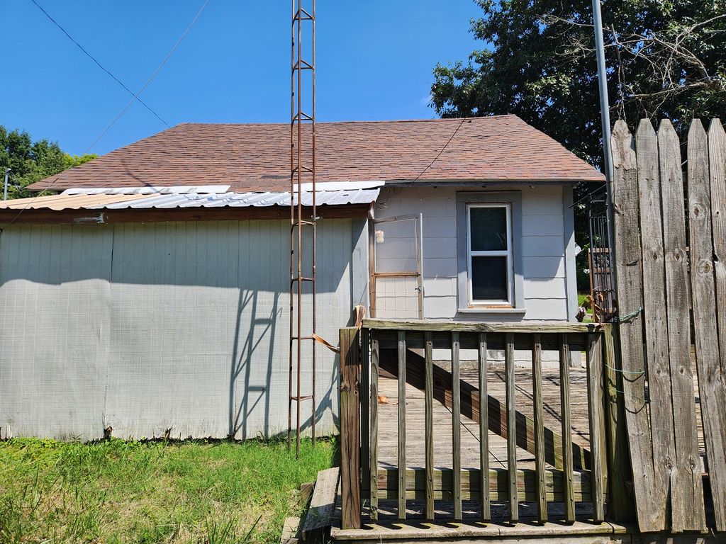 Image 15 of property listing at 1009 S 20th Street, Mt Vernon, IL 62864