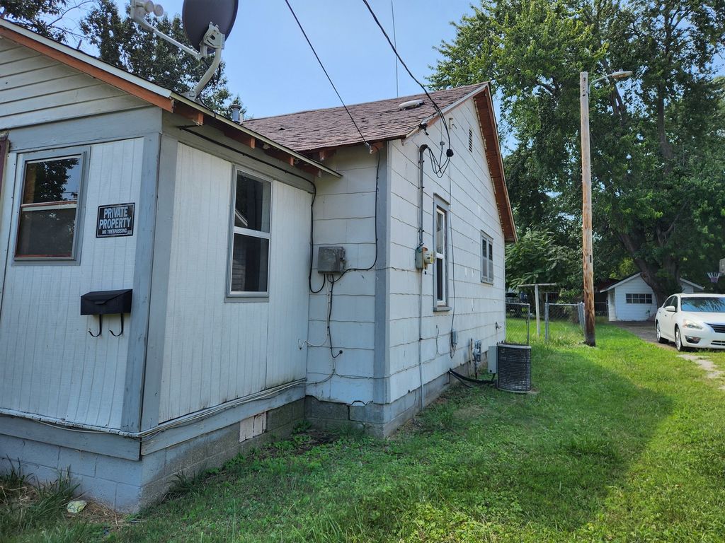 Image 18 of property listing at 1009 S 20th Street, Mt Vernon, IL 62864