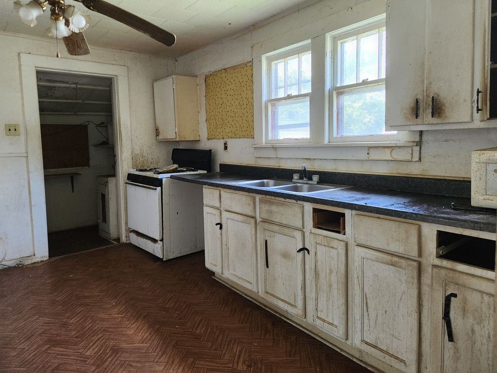 Image 3 of property listing at 1009 S 20th Street, Mt Vernon, IL 62864
