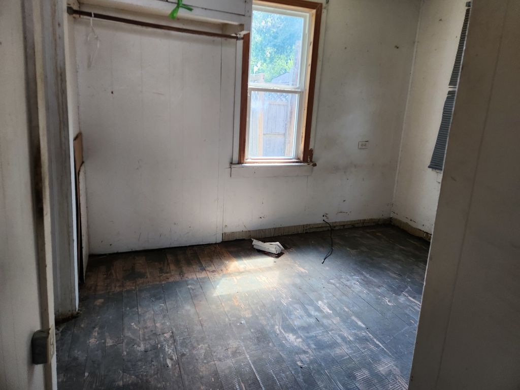 Image 5 of property listing at 1009 S 20th Street, Mt Vernon, IL 62864