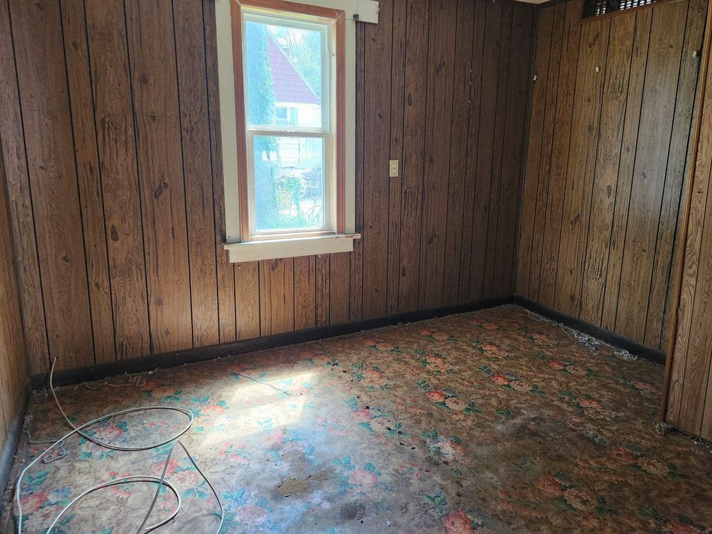 Image 7 of property listing at 1009 S 20th Street, Mt Vernon, IL 62864