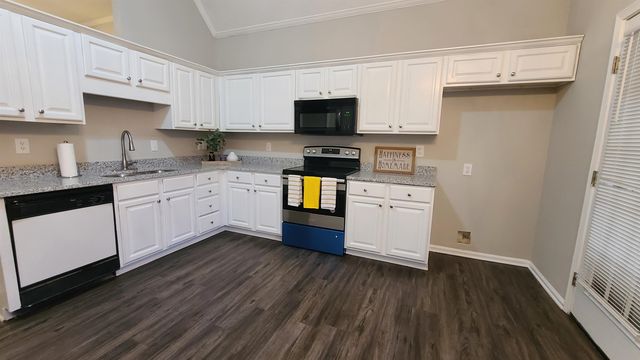 8677 S ASHLEY GLEN CIR, Memphis, TN 38018