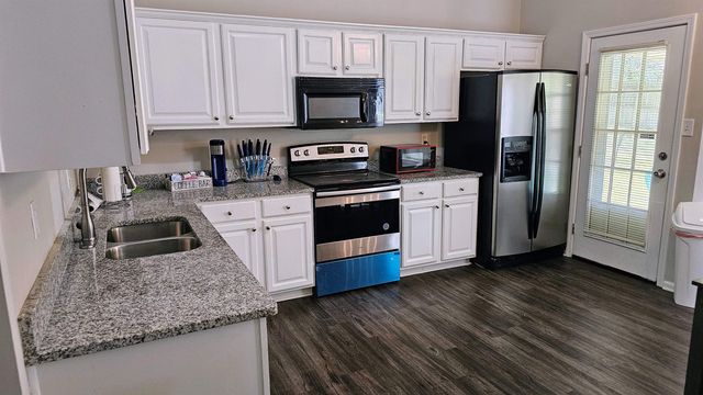 8677 S ASHLEY GLEN CIR, Memphis, TN 38018