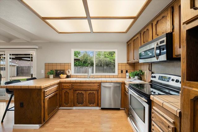 3608 Mountain View Dr, Rocklin, CA 95677