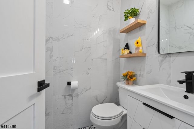 266 Elm Ave, Teaneck Twp., NJ 07666