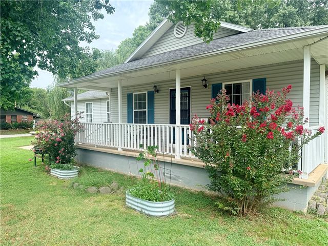 402 SE El Paso Street, Gravette, AR 72736