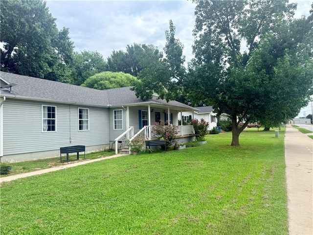 402 SE El Paso Street, Gravette, AR 72736