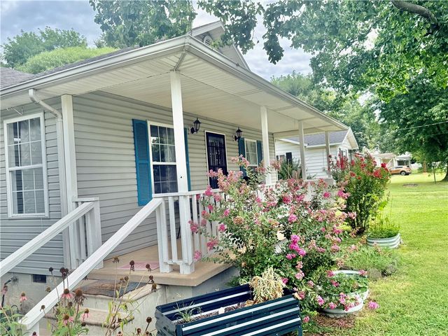 402 SE El Paso Street, Gravette, AR 72736