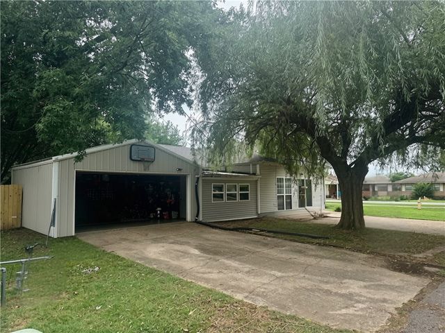 402 SE El Paso Street, Gravette, AR 72736
