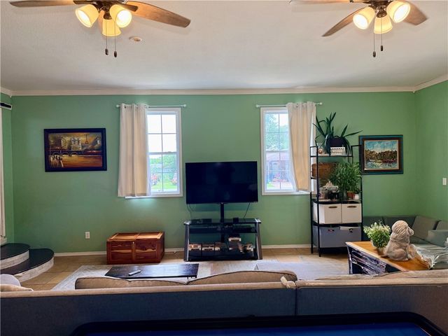 402 SE El Paso Street, Gravette, AR 72736