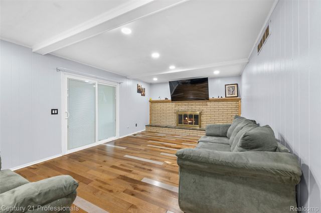 39349 Cadborough Drive, Clinton Charter Township, MI 48038