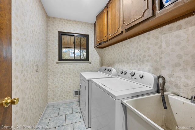 39349 Cadborough Drive, Clinton Charter Township, MI 48038