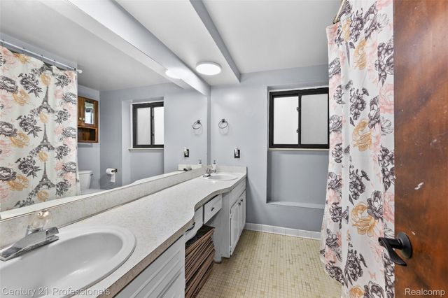 39349 Cadborough Drive, Clinton Charter Township, MI 48038