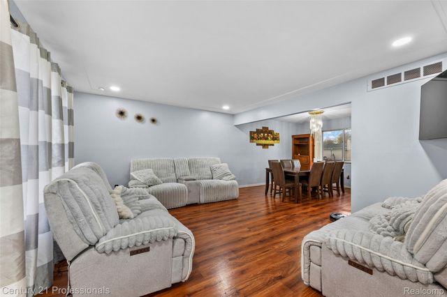 39349 Cadborough Drive, Clinton Charter Township, MI 48038