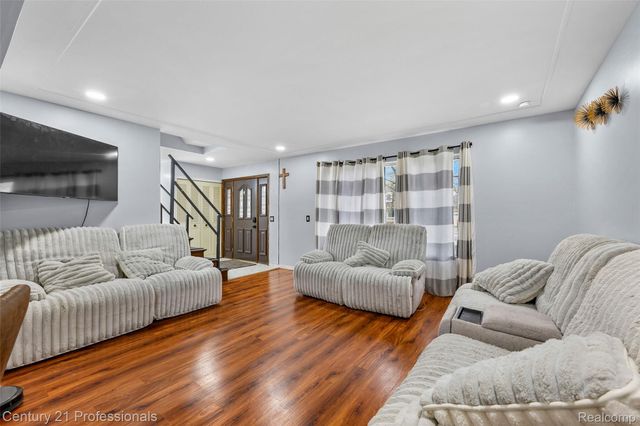 39349 Cadborough Drive, Clinton Charter Township, MI 48038