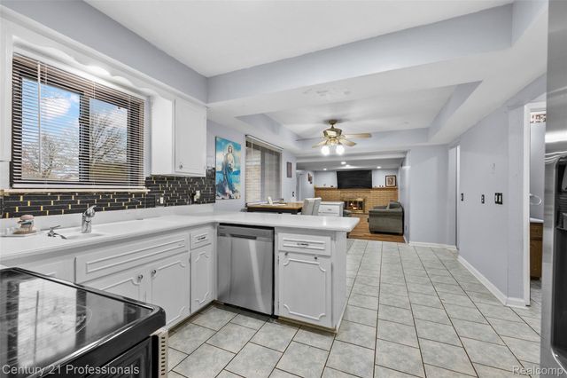 39349 Cadborough Drive, Clinton Charter Township, MI 48038