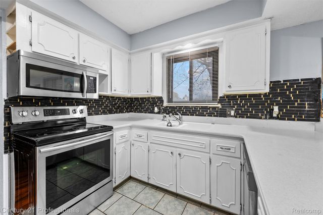 39349 Cadborough Drive, Clinton Charter Township, MI 48038