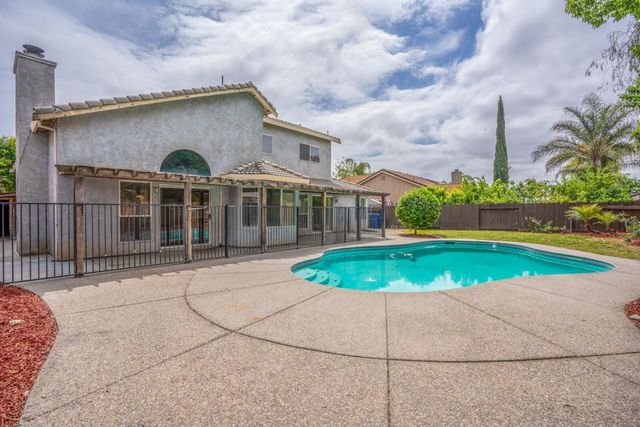 1631 Fir Dr, Los Banos, CA 93635