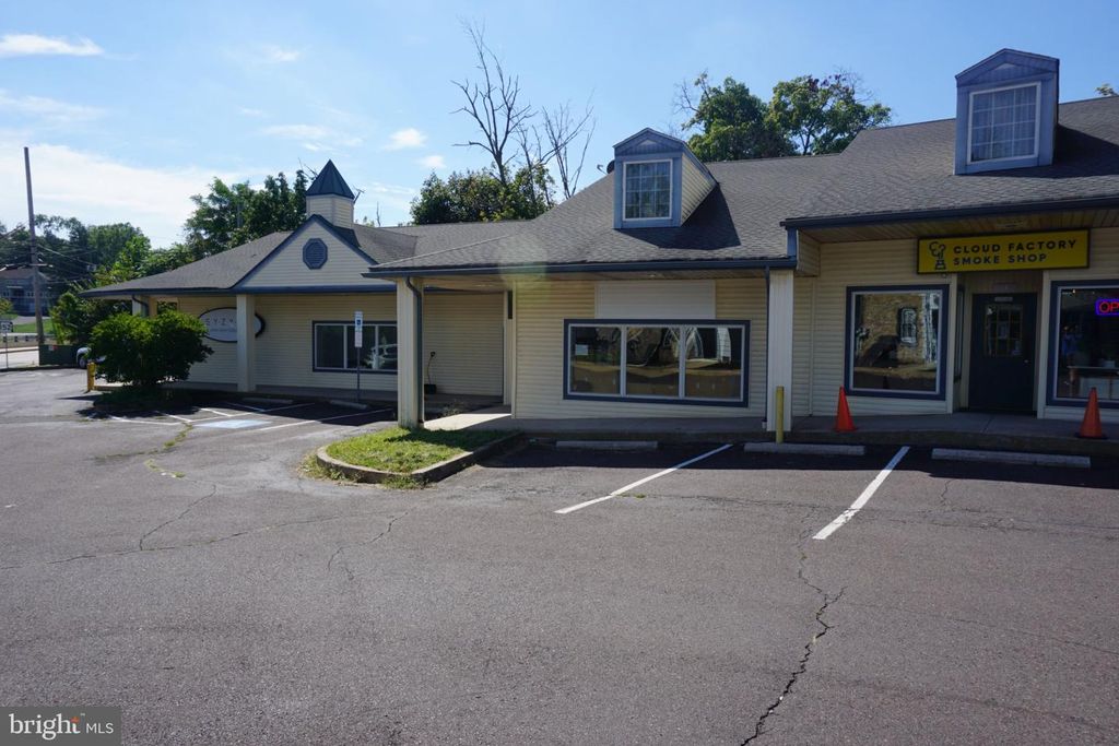 25 W BUTLER AVE #300, CHALFONT, PA 18914 — exterior