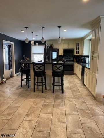 14 Sunrise Dr, Warren Twp., NJ 07059