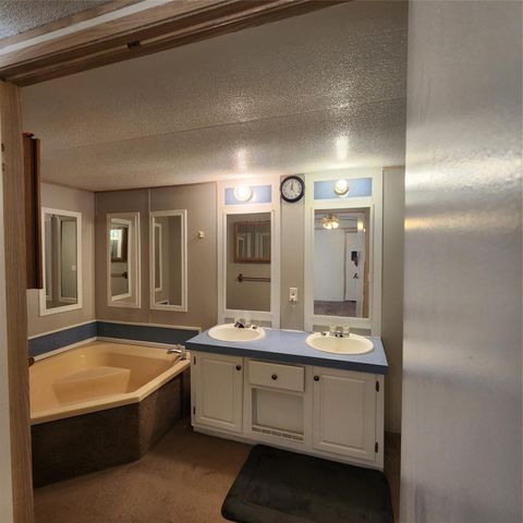 9009 Crestview Estate Road, Quinlan, TX 75474