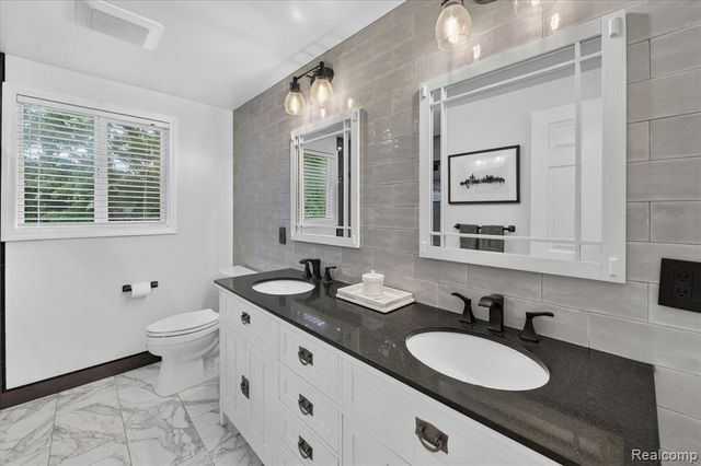 31136 Carriage Hill Court, Farmington Hills, MI 48331