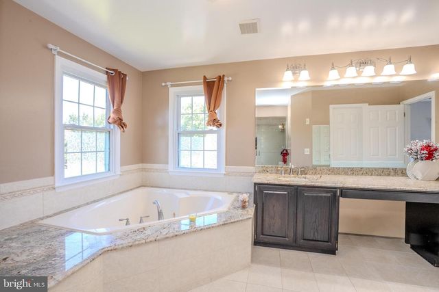 37 KINGLET DR S, Cranbury, NJ 08512