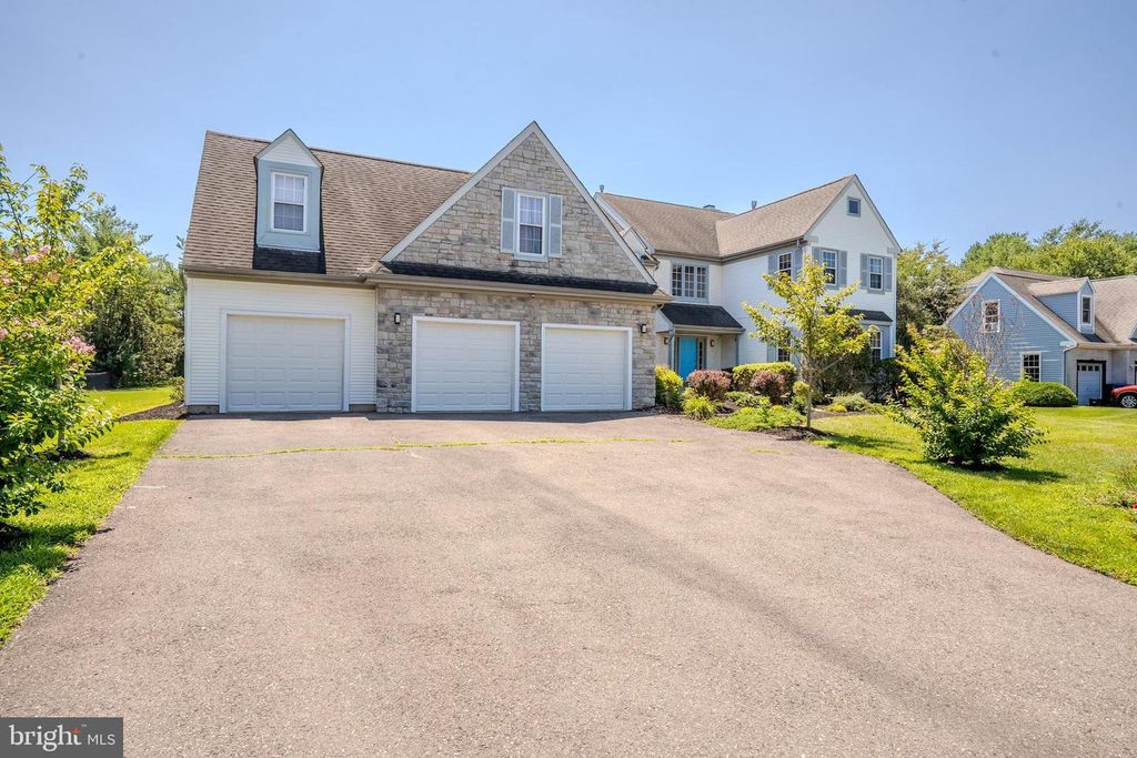 37 KINGLET DR S, Cranbury, NJ 08512