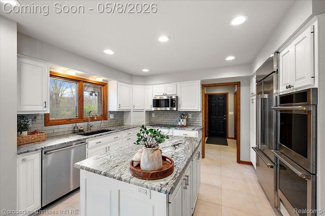1071 Woodbridge Lane, Oakland Charter Township, MI 48306