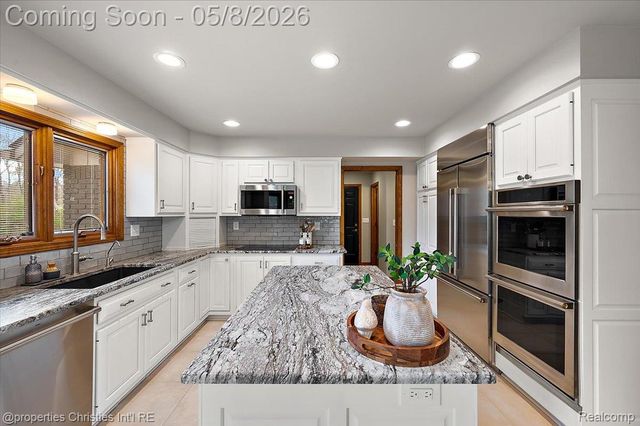 1071 Woodbridge Lane, Oakland Charter Township, MI 48306
