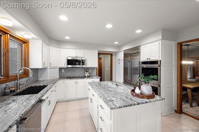 1071 Woodbridge Lane, Oakland Charter Township, MI 48306