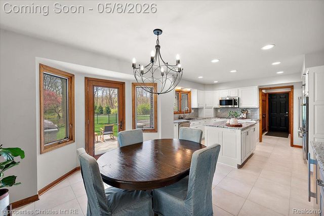 1071 Woodbridge Lane, Oakland Charter Township, MI 48306