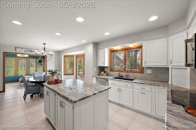 1071 Woodbridge Lane, Oakland Charter Township, MI 48306
