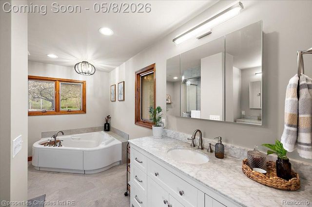1071 Woodbridge Lane, Oakland Charter Township, MI 48306