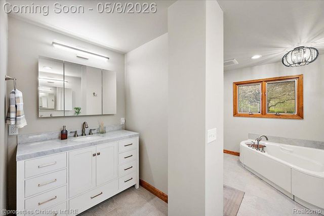 1071 Woodbridge Lane, Oakland Charter Township, MI 48306
