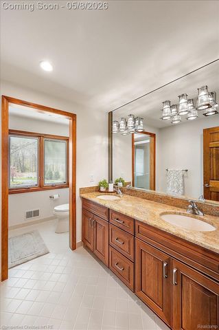 1071 Woodbridge Lane, Oakland Charter Township, MI 48306