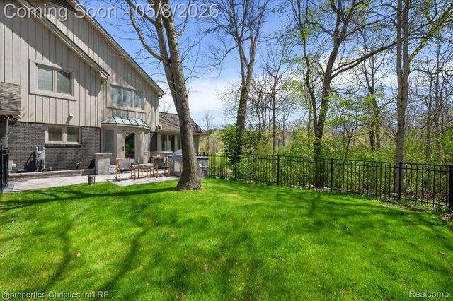 1071 Woodbridge Lane, Oakland Charter Township, MI 48306