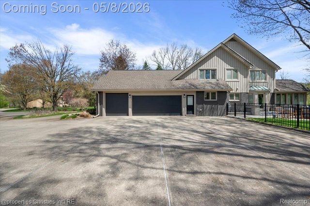 1071 Woodbridge Lane, Oakland Charter Township, MI 48306