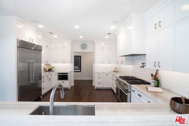 501 N Cahuenga Boulevard, Los Angeles, CA 90004