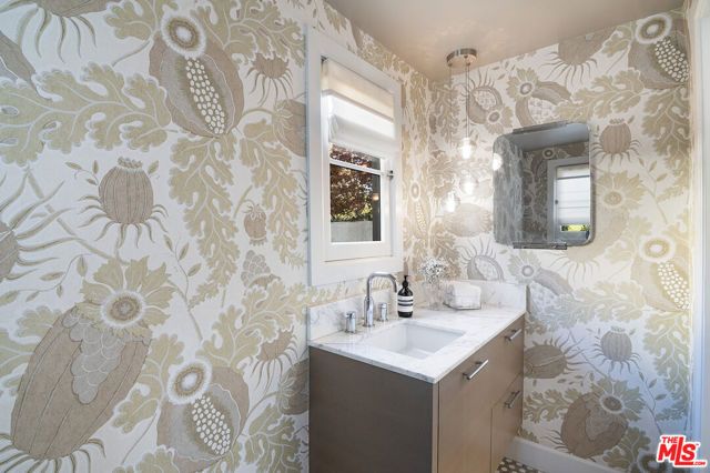 501 N Cahuenga Boulevard, Los Angeles, CA 90004