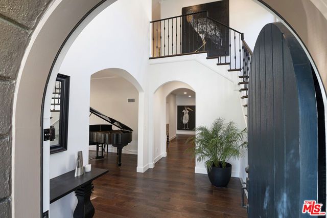 501 N Cahuenga Boulevard, Los Angeles, CA 90004